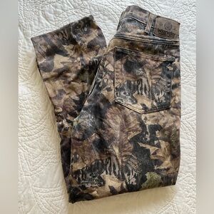 20% OFF 2+ BUNDLES! Wrangler Mossy Oak Jeans. Camo colors. 32 x 34